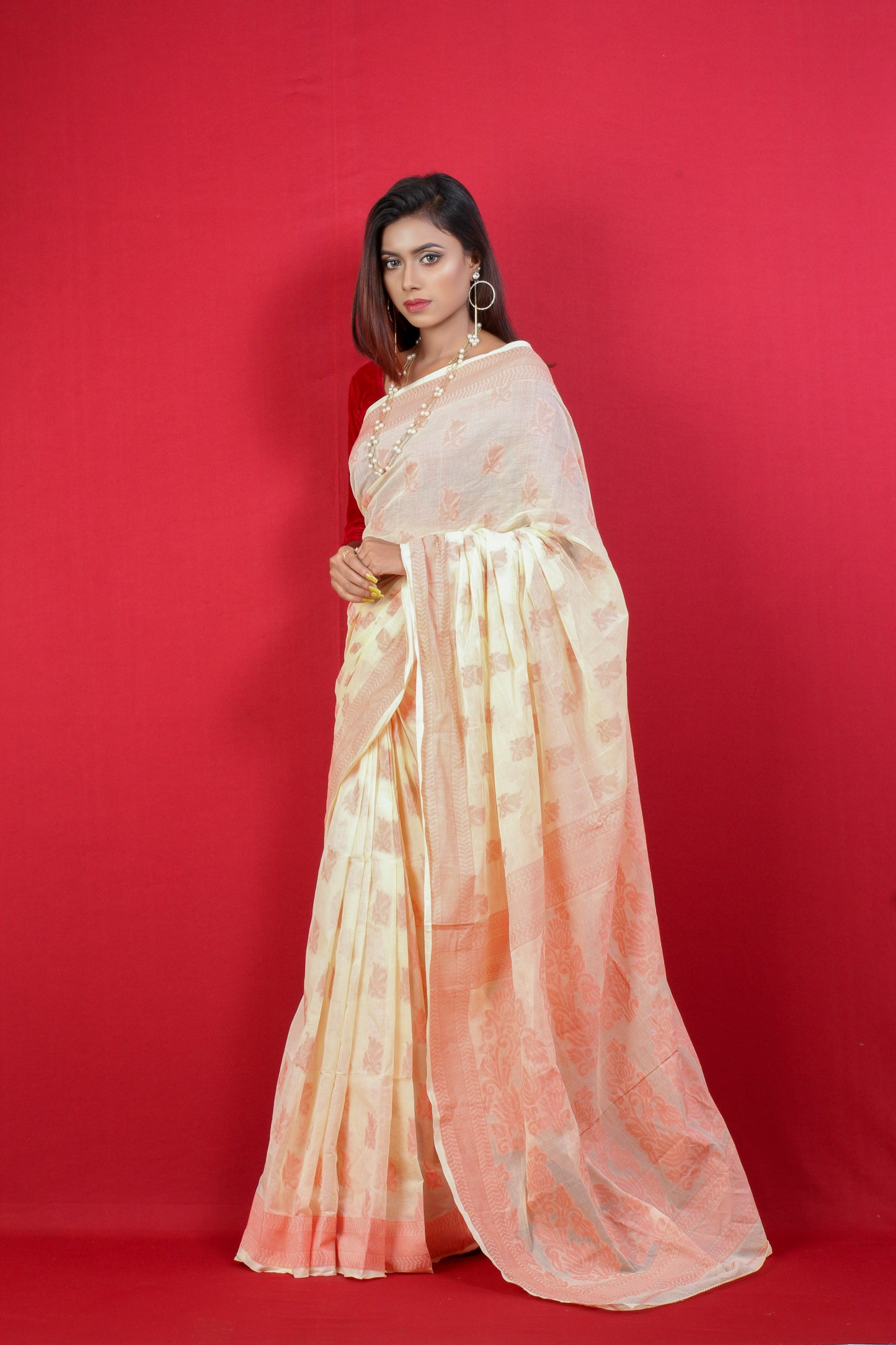 Exquisite Ivory Mul Cotton Jamdani Saree with Peach Woven Motifs